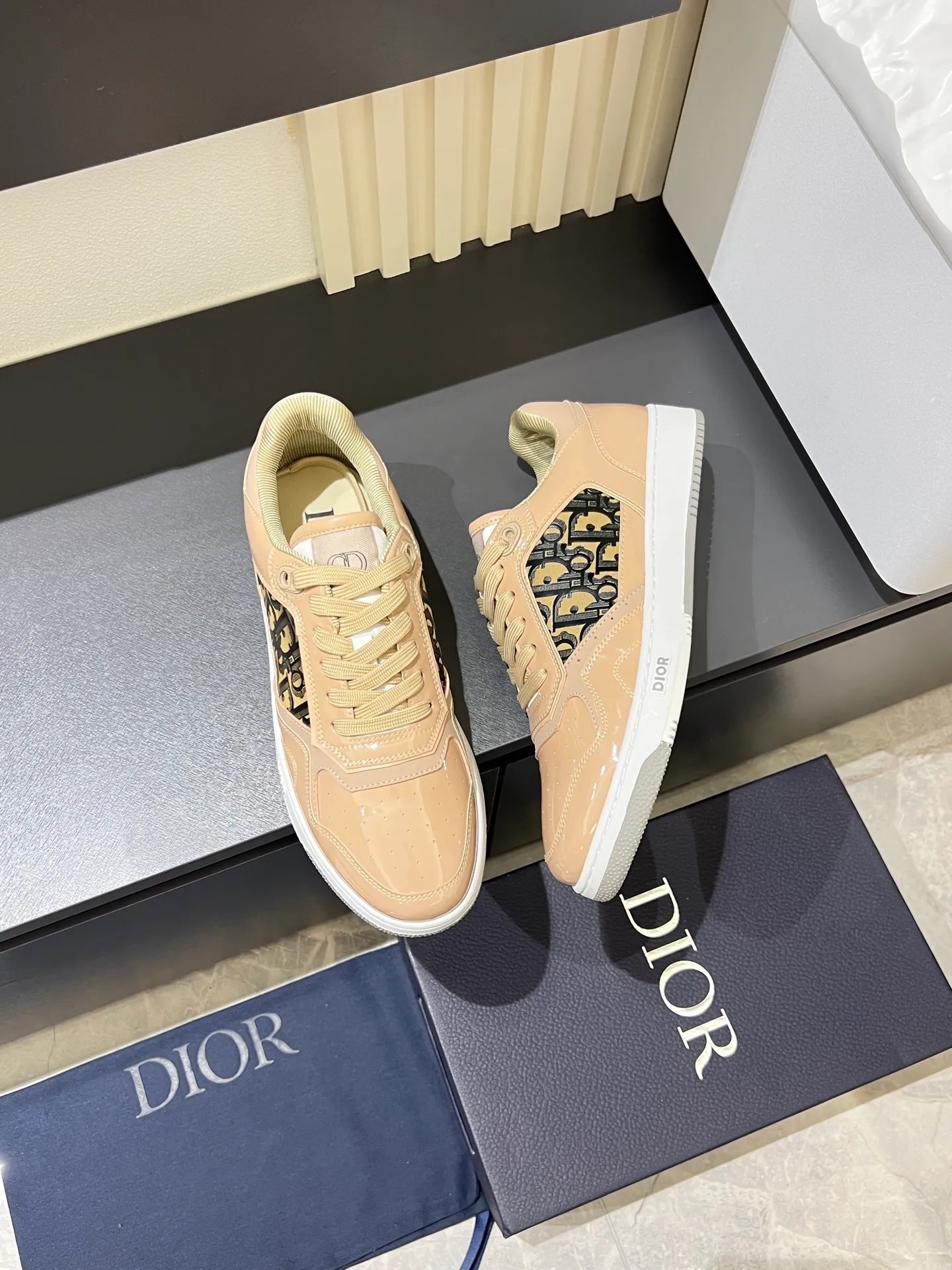 Men's shoes 💰p400 "Dio*" mid-top B27 casual sneakers. This B27 high-top sneaker is a new product in the series and continues Di*r's classic style. Crafted from gray and white smooth calf leather with beige and black Oblique print panels on the sides. The "CD Icon" shaped shoelace eyelets are clever and delicate, and the two-color rubber sole, rear collar and heel are all equipped with the brand's iconic details to enhance the style. Oblique printed straps at the ankle allow for an adjustable fit to complement the overall design. Fashionable and versatile, it can complement any look. Create an exquisite design with unique dynamic vitality and modern atmosphere, presented in low-top and high-top styles. This new must-have shoe adds a new dimension to Dior's archive heritage, embodying modern elegance. Purchase the original version and make it 1:1. If you need top quality, please come to me! Male 38-44!